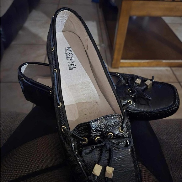- Michael Kors Black Patent Leather Flats with Bow Detail - Picture 1 of 2